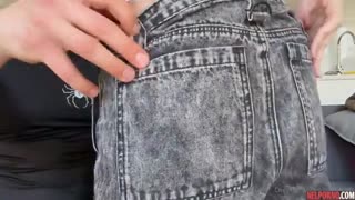 Na pohovce muž pomalu šoustá brunetku s chlupatou kočičkou