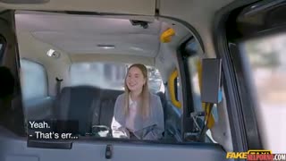 Pick-up-Künstler fickt junges Mädchen im Auto in den Mund