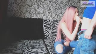 Сучка фарбована обожнює трахатись раком на камеру
